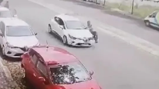 Otomobilin yayaya çarptığı feci kaza anı kameraya yansıdı