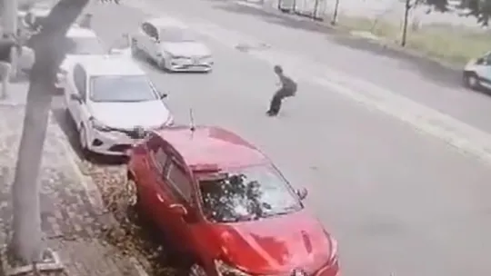 Otomobilin yayaya çarptığı feci kaza anı kameraya yansıdı