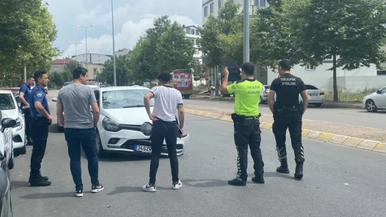 Otomobilin yayaya çarptığı feci kaza anı kameraya yansıdı