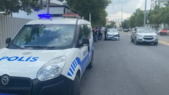 Otomobilin yayaya çarptığı feci kaza anı kameraya yansıdı