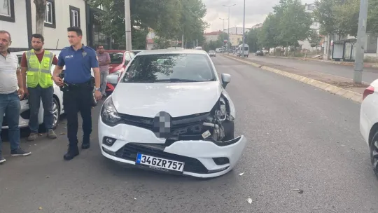 Otomobilin yayaya çarptığı feci kaza anı kameraya yansıdı