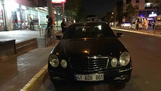 Otomobilini park etmek isterken 2 çocuğa çarptı