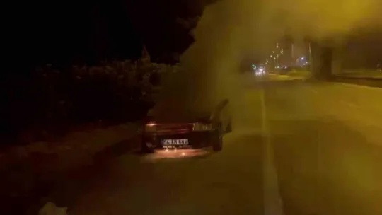 Otomobilinin yanışını çaresizce izledi