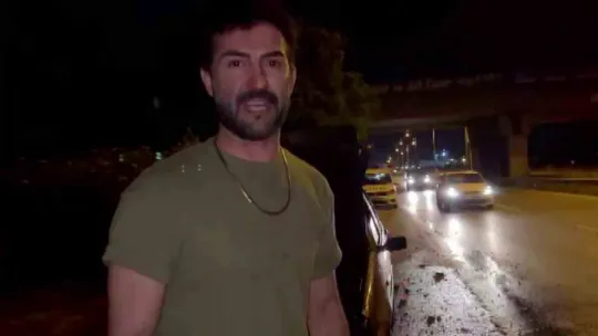 Otomobilinin yanışını çaresizce izledi