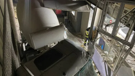 Otomobille çarpışan beton mikseri köprüden uçtu