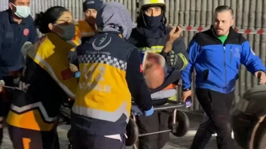 Otomobille çarpışan beton mikseri köprüden uçtu
