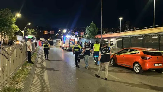 Otomobille çarpışan cip kaldırımda yürüyen gençlerin arasına daldı: 2 ölü