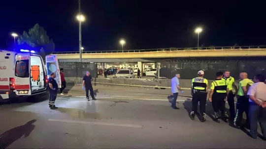 Otomobille çarpışan cip kaldırımda yürüyen gençlerin arasına daldı: 2 ölü