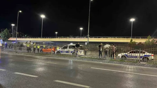 Otomobille çarpışan cip kaldırımda yürüyen gençlerin arasına daldı: 2 ölü
