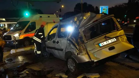 Otomobille çarpışan hafif ticari araç takla attı: 2 yaralı