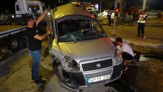 Otomobille çarpışan hafif ticari araç takla attı: 2 yaralı