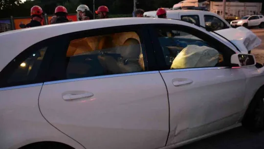 Otomobille çarpışan hafif ticari araç takla attı: 2 yaralı