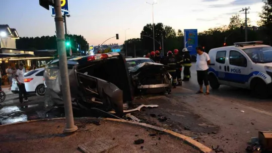 Otomobille çarpışan hafif ticari araç takla attı: 2 yaralı