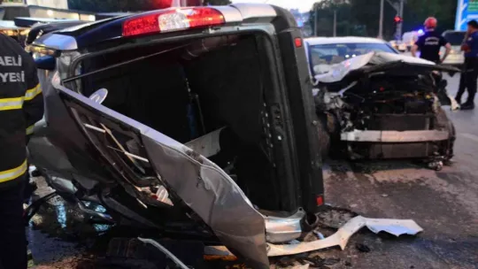 Otomobille çarpışan hafif ticari araç takla attı: 2 yaralı