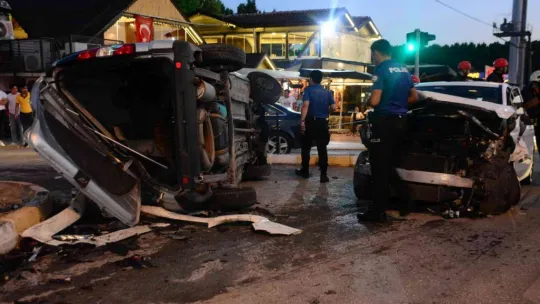Otomobille çarpışan hafif ticari araç takla attı: 2 yaralı