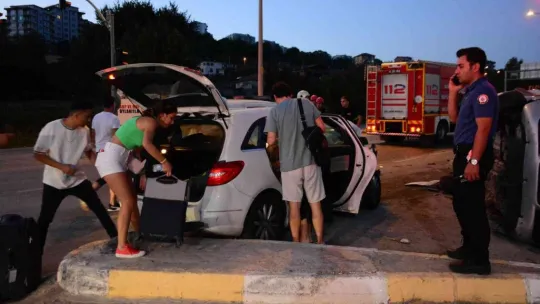 Otomobille çarpışan hafif ticari araç takla attı: 2 yaralı