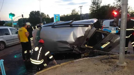Otomobille çarpışan hafif ticari araç takla attı: 2 yaralı