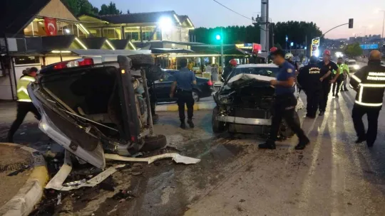 Otomobille çarpışan hafif ticari araç takla attı: 2 yaralı