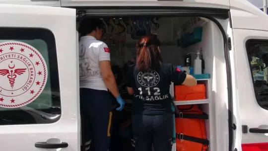 Otomobille çarpışan minibüs devrildi!