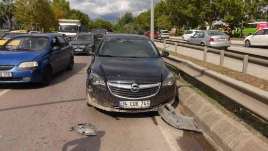 Otomobille çarpışan minibüs devrildi!