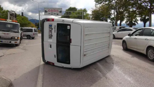 Otomobille çarpışan minibüs devrildi!