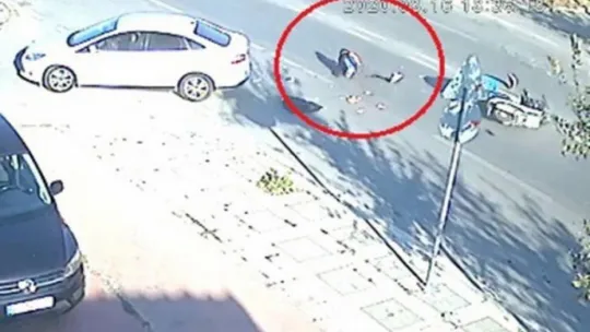 Otomobille çarpışan motosiklet sürücüsü yola savruldu!