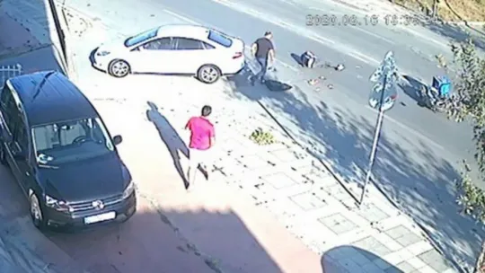 Otomobille çarpışan motosiklet sürücüsü yola savruldu!