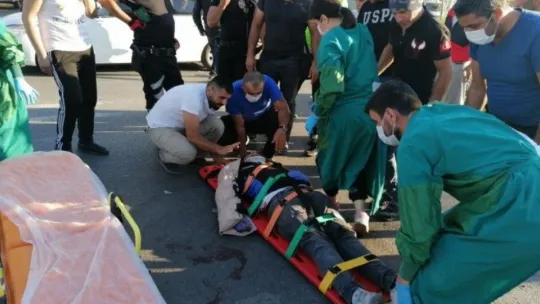 Otomobille çarpışan motosiklet sürücüsü yola savruldu!