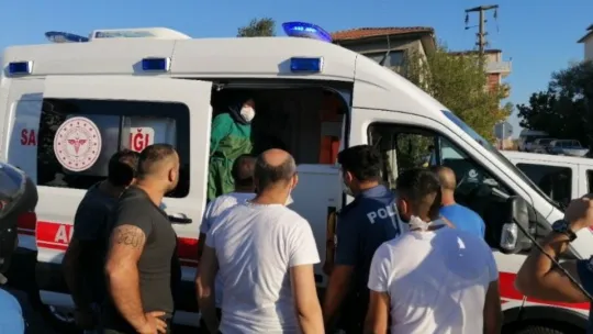 Otomobille çarpışan motosiklet sürücüsü yola savruldu!
