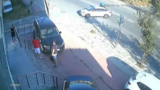 Otomobille çarpışan motosiklet sürücüsü yola savruldu!