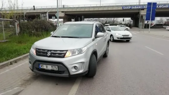 Otomobille çarpışan motosikletin sürücüsü yaralandı