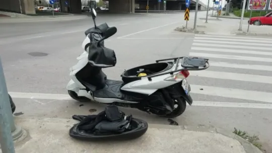 Otomobille çarpışan motosikletin sürücüsü yaralandı