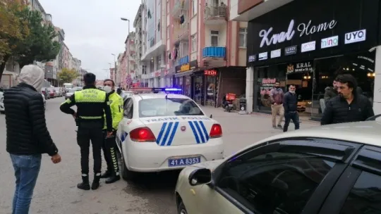 Otomobille çarpışan motosikletli kurye yaralandı