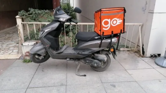 Otomobille çarpışan motosikletli kurye yaralandı