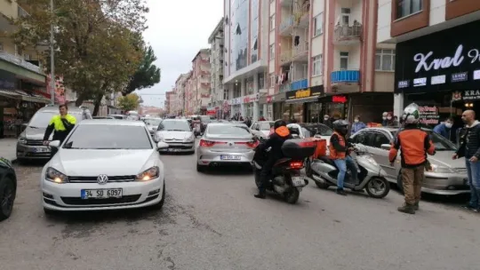 Otomobille çarpışan motosikletli kurye yaralandı