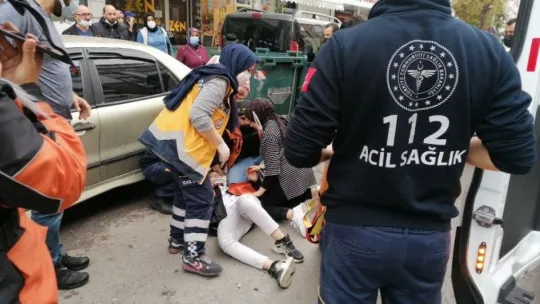 Otomobille çarpışan motosikletli kurye yaralandı