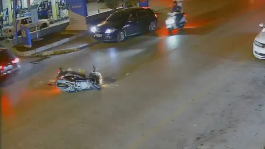 Otomobille çarpışan motosikletli genç hayatını kaybetti