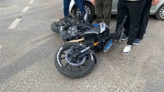 Otomobille çarpışan motosikletli yaralandı