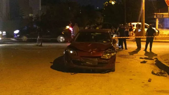 Otomobille çarpışan motosikletin sürücüsü hayatını kaybetti, oğlu ağır yaralandı