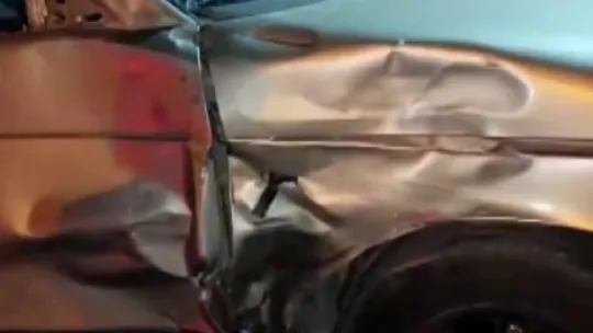 Otomobille çarpışan motosikletin sürücüsü metrelerce savruldu