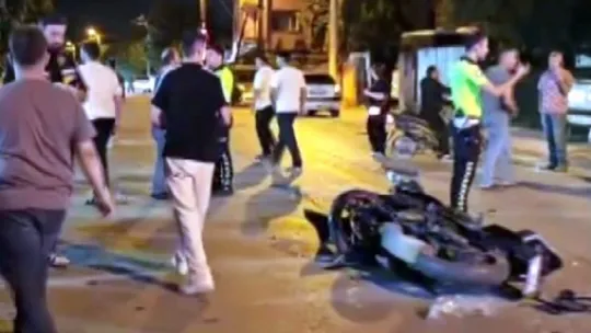 Otomobille çarpışan motosikletin sürücüsü metrelerce savruldu