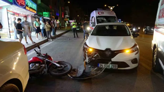 Otomobille motosiklet çarpıştı, baba ve kızı yaralandı
