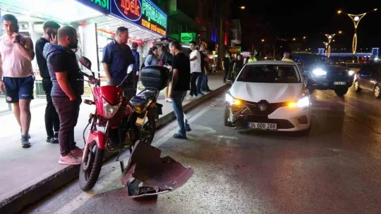 Otomobille motosiklet çarpıştı, baba ve kızı yaralandı