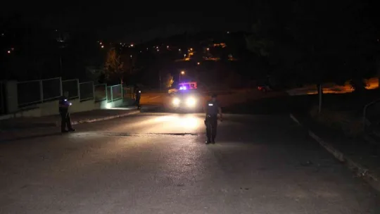 Otomobille kovalanan genç, silahlı saldırıya uğradı