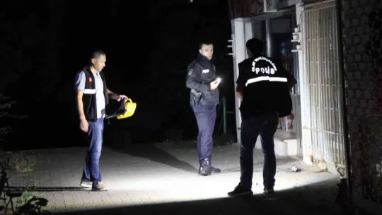 Otomobille kovalanan genç, silahlı saldırıya uğradı