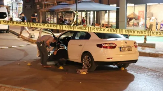 Otomobille yanına gelen husumetlisini silahla yaraladı
