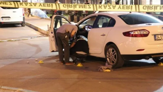 Otomobille yanına gelen husumetlisini silahla yaraladı