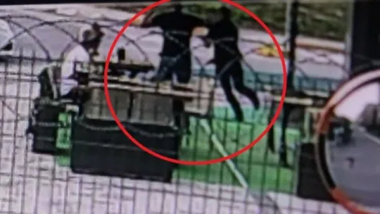 Otomobille yanına gelen husumetlisini silahla yaraladı