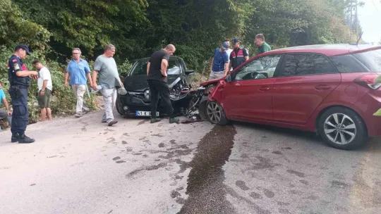 Otomobiller çarpıştı: 4 yaralı