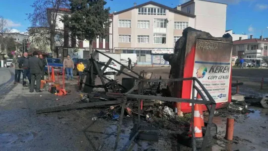 Otopark içinde yanan konteyner küle döndü